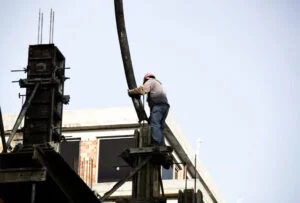 Schalungszimmerer bei der Arbeit
